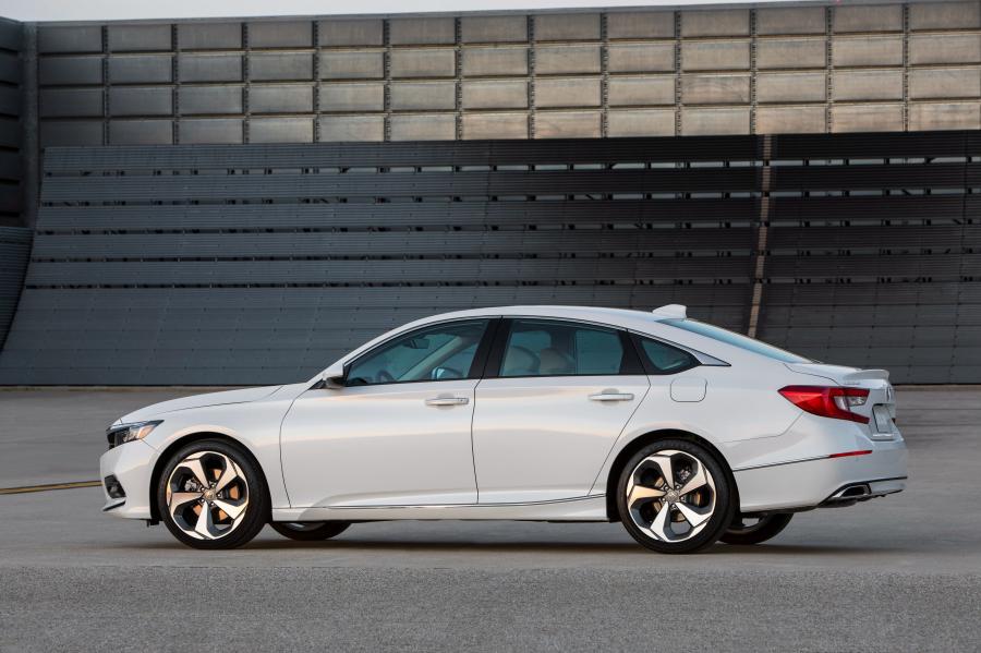  Honda Accord Touring Hybrid 2017 года  (NA) (фото 116 из 170)